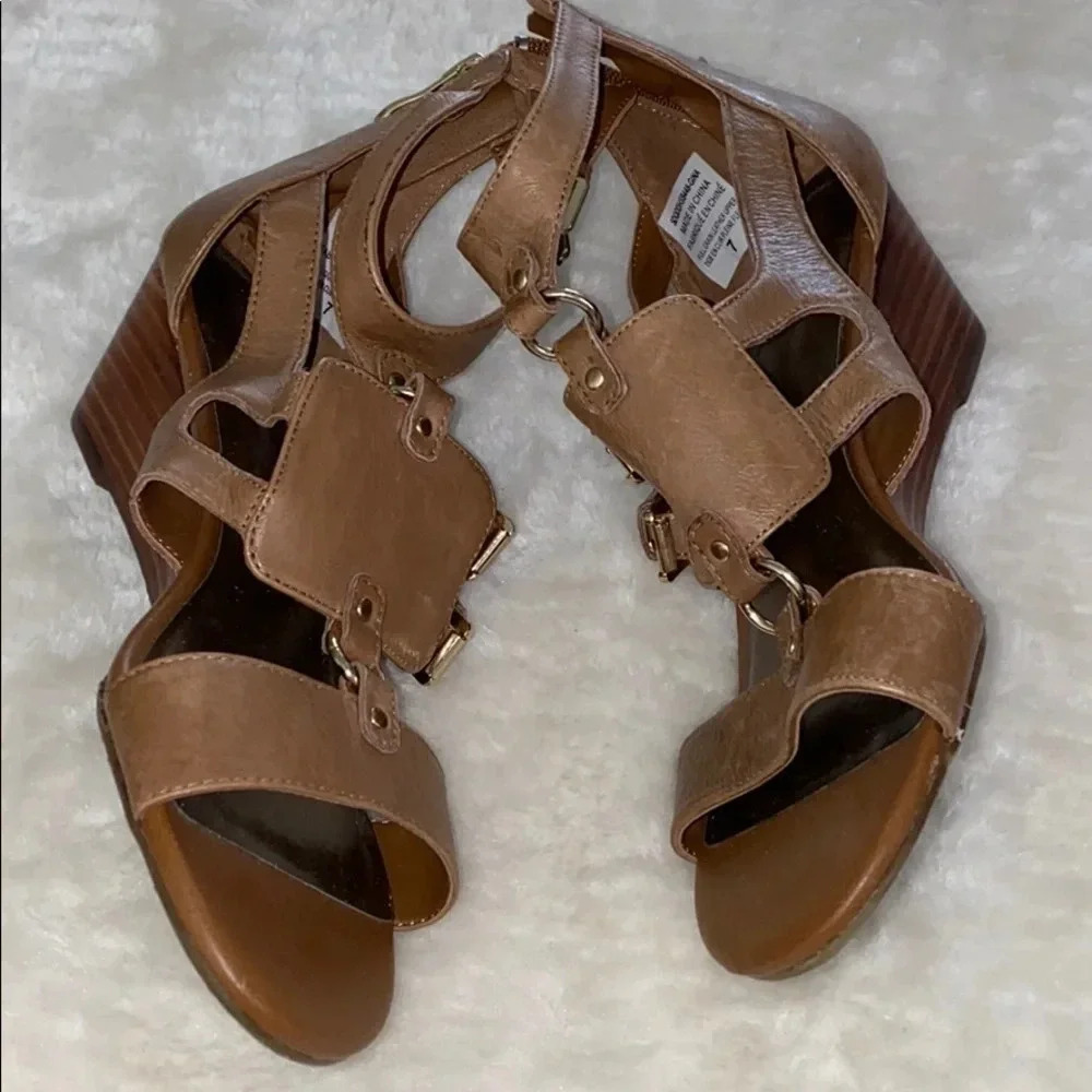 Denver Hayes Good comfort wedge tan sandals Sz 7
